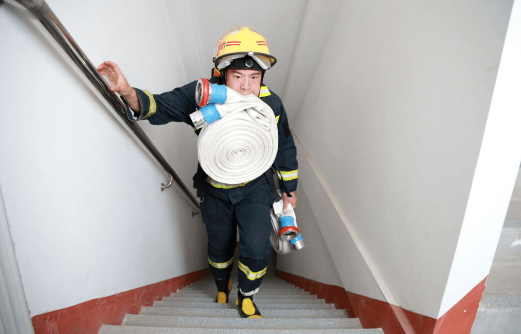 赛艇小组赛，天山闪电队与洞庭玄武队逆转，体能对抗拉满！重拾自信的夜晚(2024年全国赛艇青年锦标赛观看视频湖南完整)