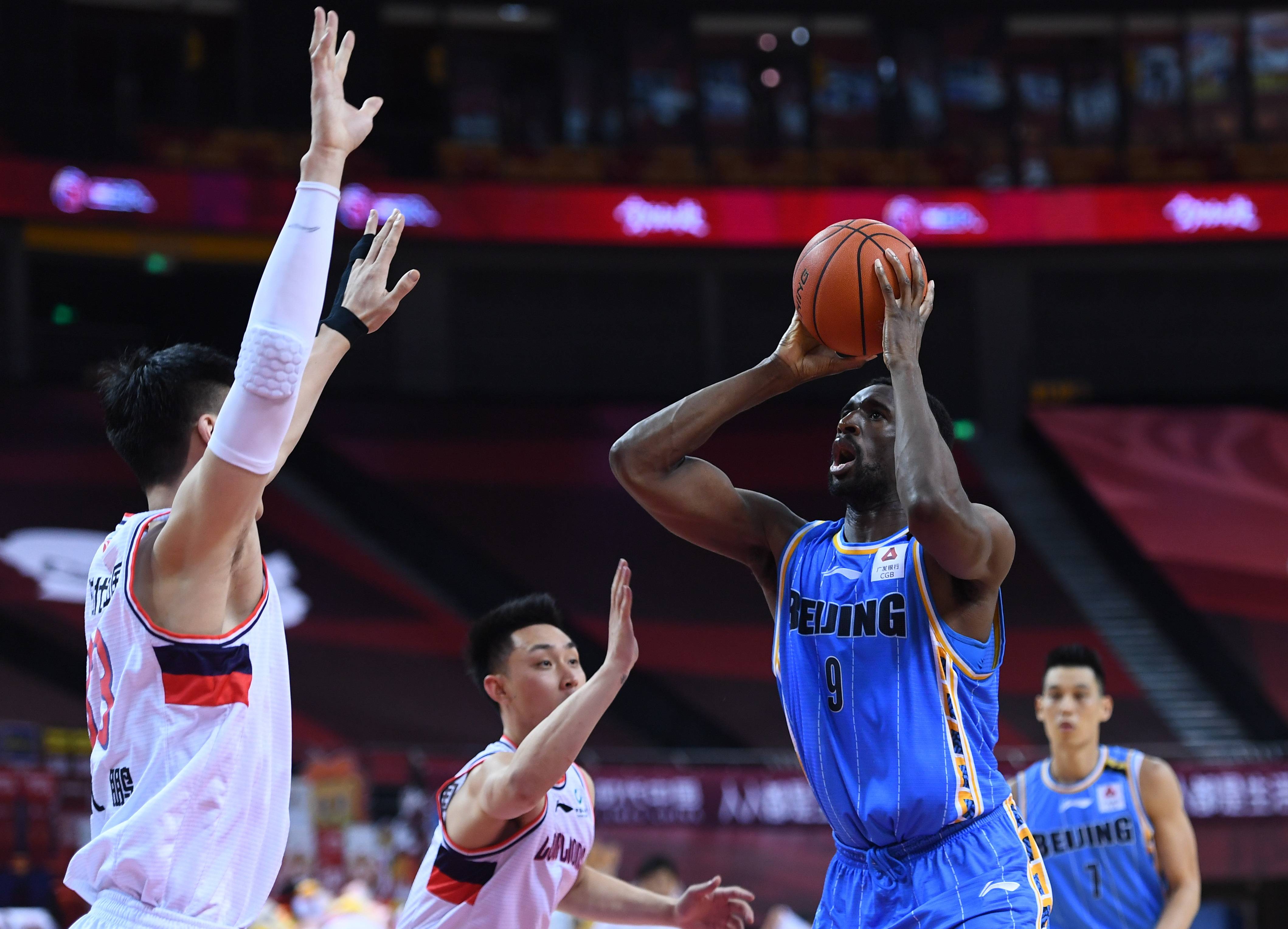  跆拳道大奖赛焦点战：江南迅豹队绝杀漓江巨龙队，新星闪耀。外援联手发威