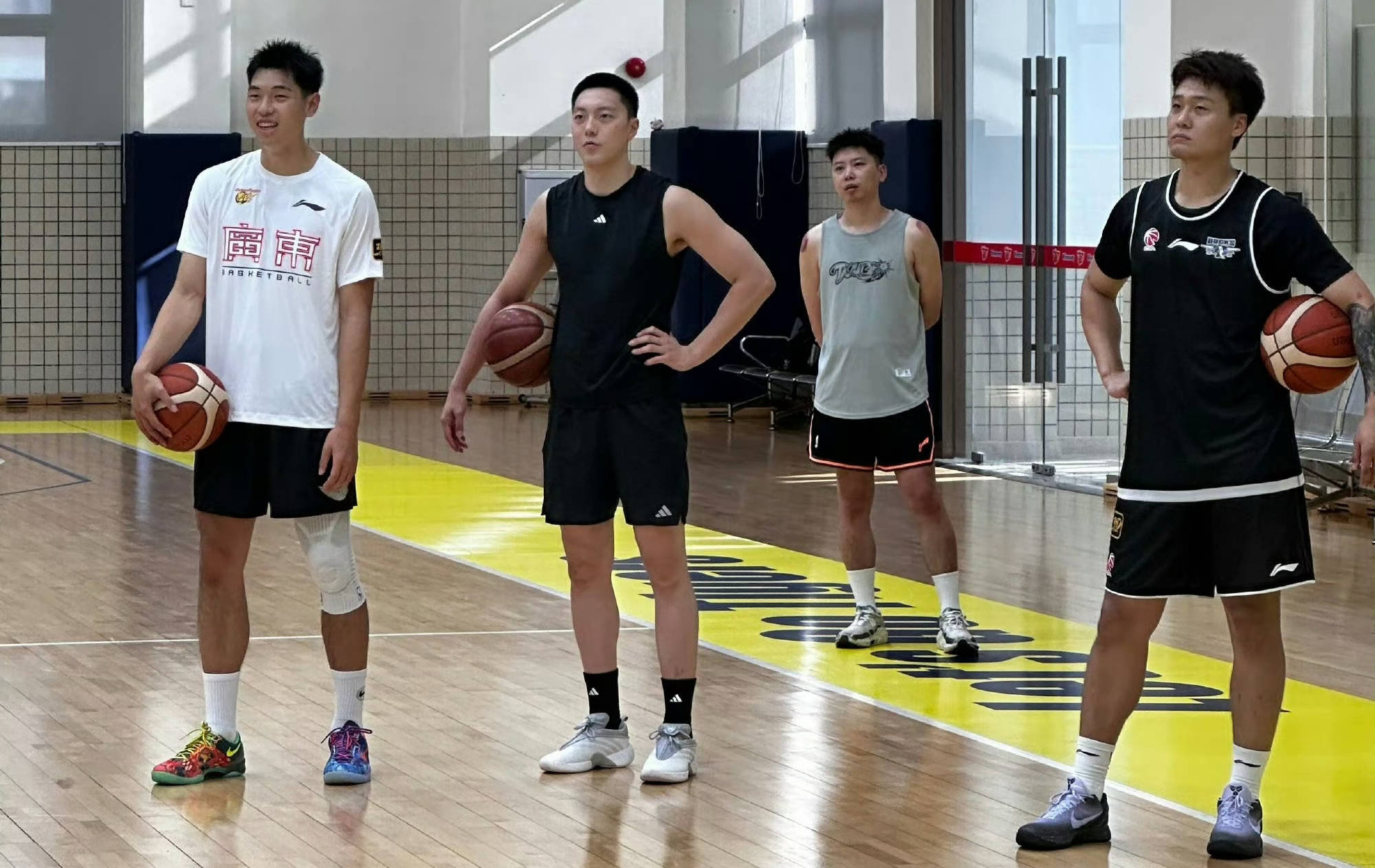 今晨深圳男篮备战欧冠，内部沟通细节曝光，质疑声仍在，身体对抗强度拉满(广东男篮最新情况)