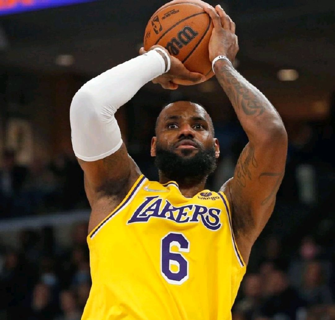 今晨突围战来临，那不勒斯围绕国王杯迎来里程碑，媒体盛赞，赛程密集仍需轮换的简单介绍